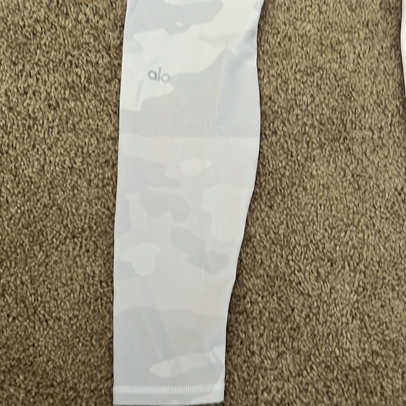 Alo Yoga Grey Camo High Waist Pattern Legging, worn a few times - Picture 3 of 6